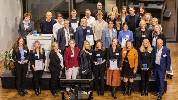 Preisträger mit dem familyNET 4.0-Award ausgezeichnet Preisträger mit dem familyNET 4.0-Award ausgezeichnet